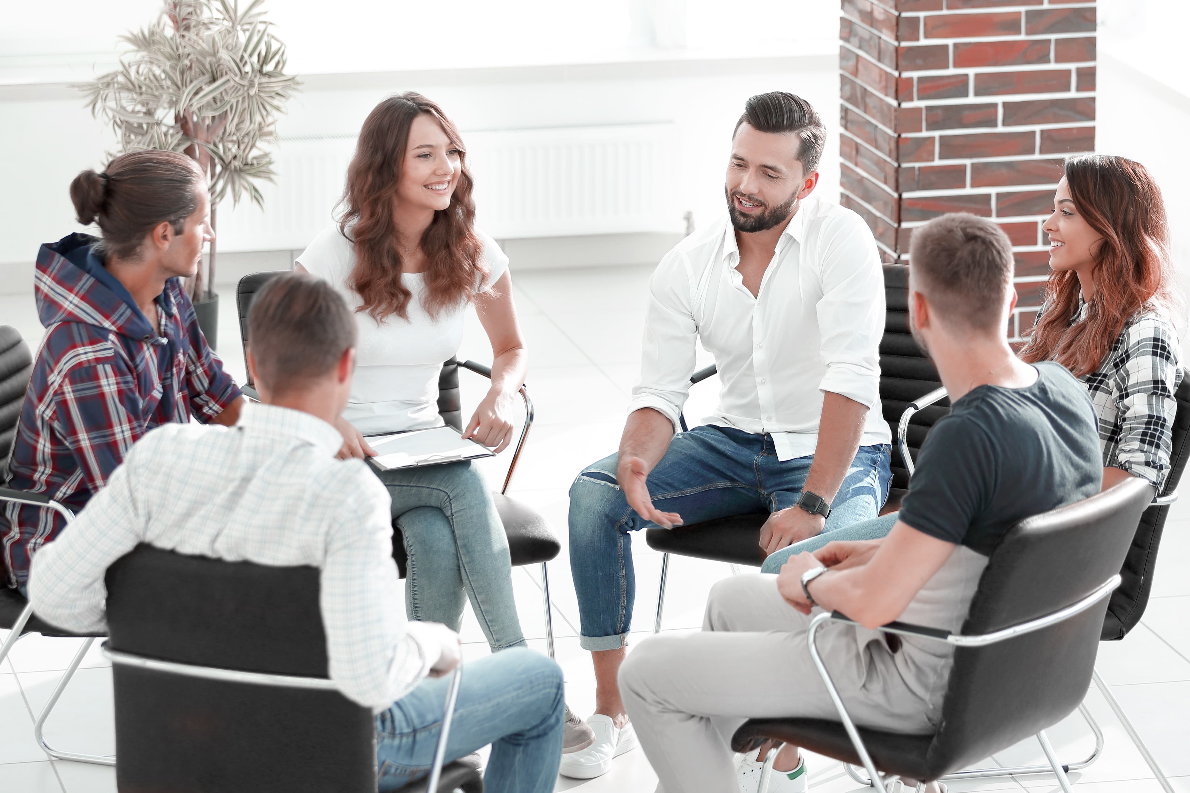 אנשים יושבים במעגל ומשוחחים בשלווה